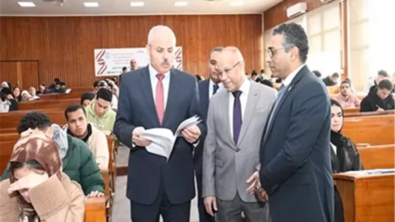 انتظام لجان الإمتحانات بكلية العلاج الطبيعي بجامعة القناة