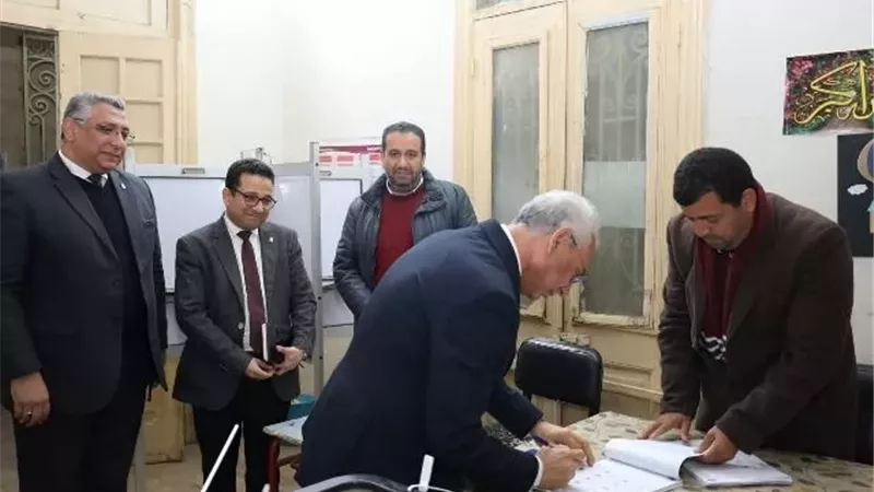 رئيس جامعة المنيا يواصل جولاته التفقدية لسير الامتحانات بالكليات