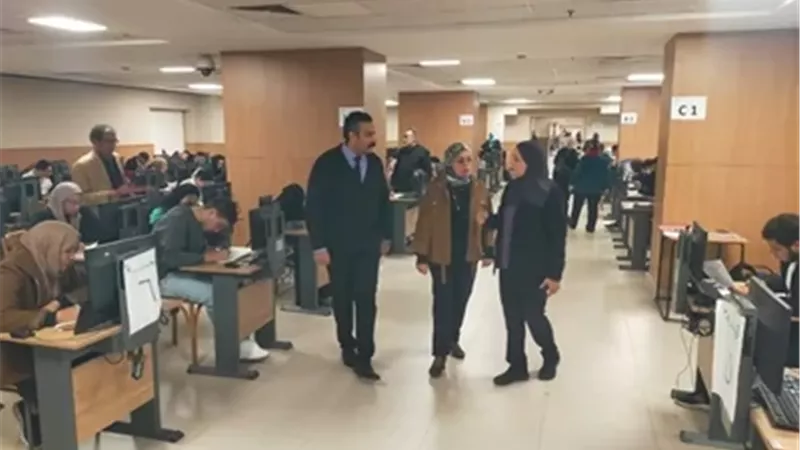 عميد كلية الألسن بجامعة عين شمس تتفقد لجان امتحانات الترم الأول