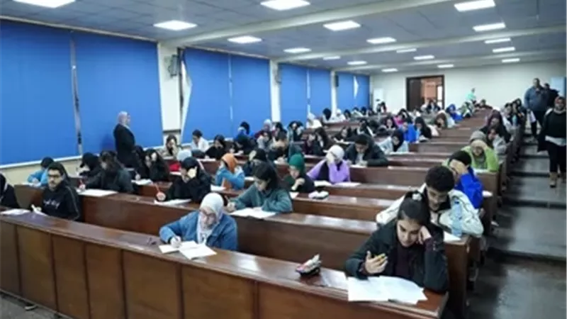نائب رئيس جامعة عين شمس يتفقد امتحانات الترم الأول