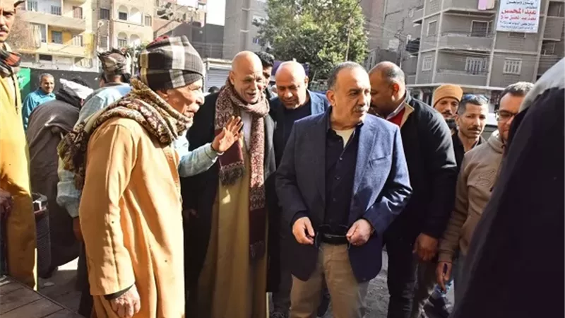 محافظ اسيوط يتفقد تطوير ميدان المجاهدين ويتحاور مع المواطنين