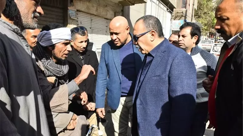 محافظ أسيوط يتكفل بعلاج مواطن ويوفر له فرصة عمل ووحدة سكنية