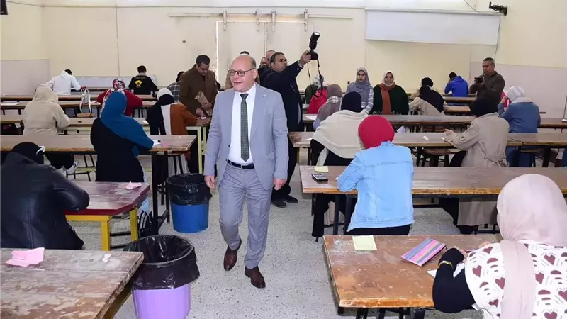 رئيس جامعة سوهاج يتفقد امتحانات الترم الأول بكلية التكنولوجيا