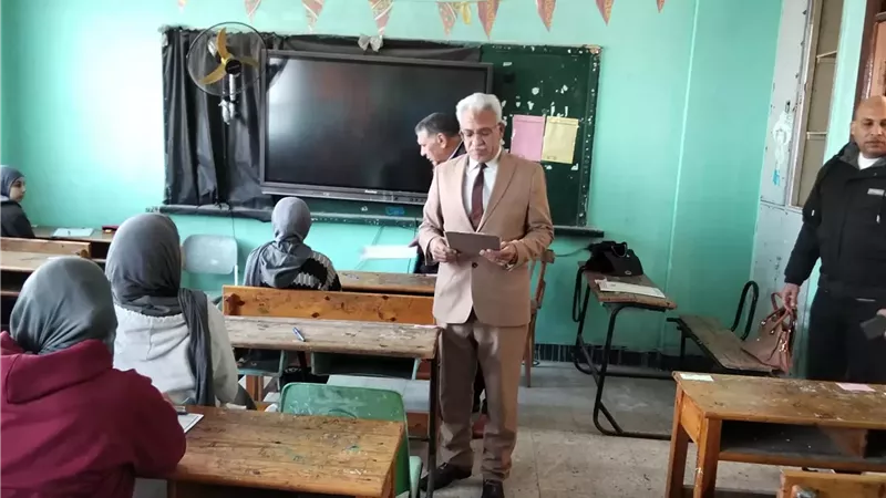 مدير تعليم الإسماعيلية يتفقد امتحانات المواد خارج المجموع