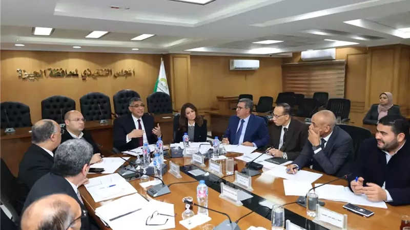 محافظ الجيزة يترأس اجتماع اللجنة العليا للإعلانات