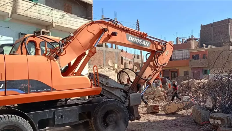 إزالة مسجد آيل للسقوط ورفع التراكمات من مصرف الحبيل بالاقصر