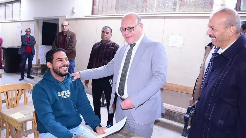 رئيس جامعة سوهاج يتابع امتحانات كلية التكنولوجيا والتعليم