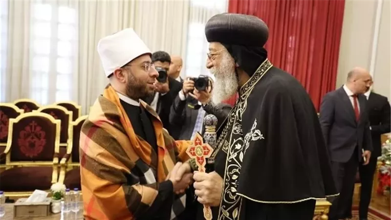 وزير الأوقاف يُهنئ البابا تواضروس بعيد الميلاد المجيد