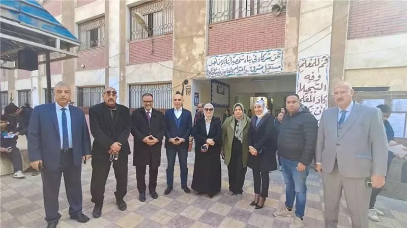 مدير تعليم القاهرة تفتتح ملعب مدرسة 