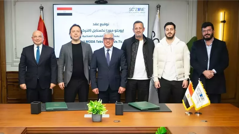 رئيس اقتصادية قناة السويس يوقع عقد شركة تركية لإقامة مصنع للملابس الجاهزة