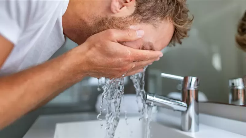 فوائد غسل الوجه بالماء البارد