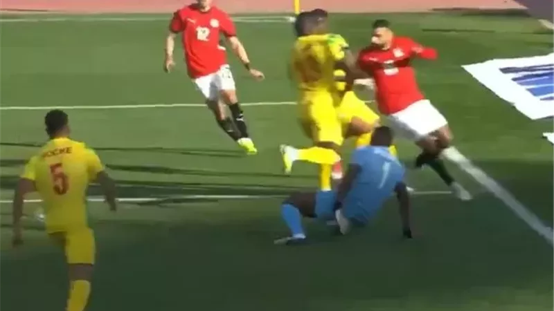 دفاع بنين يتصدى لهجمة خطيرة لمنتخب مصر عن طريق مرموش
