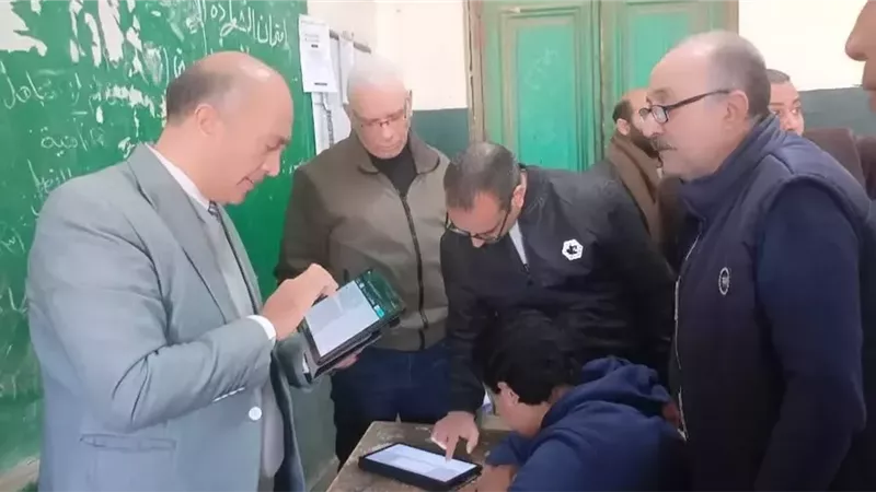 مديرالإدارة التعليميةيتفقد مدارس الثانوي أثناء امتحانانات البرمجة