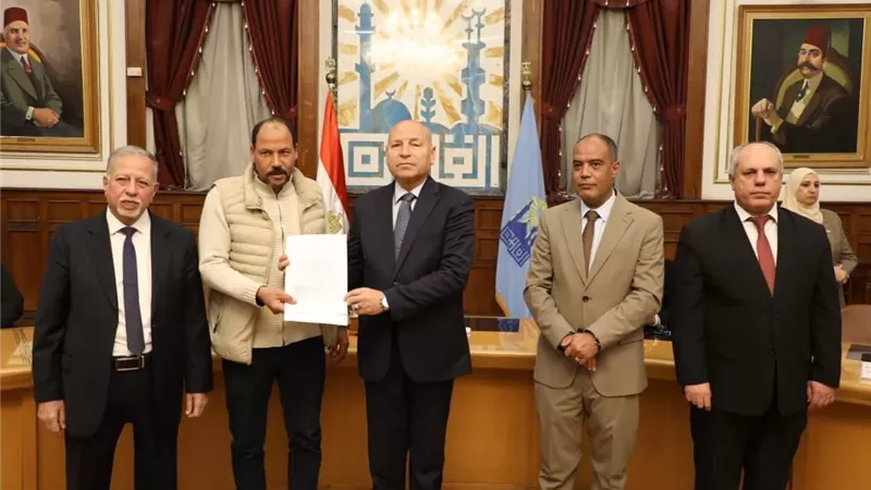 محافظ القاهرة يشهد حفل تسليم ٤٠ عقداً لمصانع وورش بشق الثعبان بعد تقنين أوضاعهم