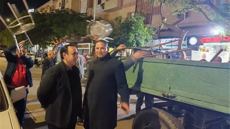 رئيس جهاز النوبارية الجديدة يقود حملة ليلية لإعادة الانضباط.. بالصور