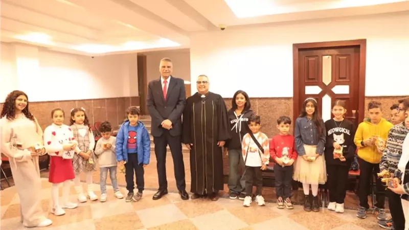 محافظ أسوان يوزع كروت تهنئة الرئيس والهدايافي الكنائس