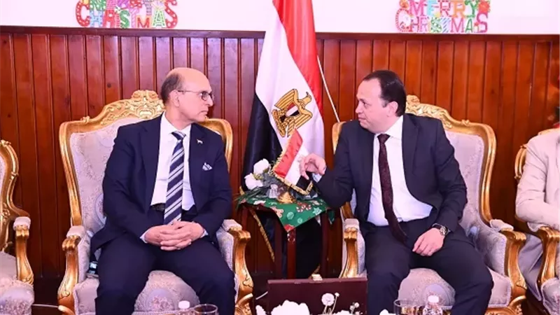 رئيس جامعة أسيوط، يزور الكنيسة الإنجيلية الأولى