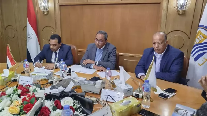 محافظ قنا يستجيب لمطالب تجار شوادر نجع حمادي بجدولة الديون