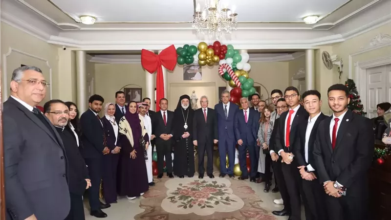رئيس جامعة المنيا ووفد من الطلاب الوافدين يزورون كنائس المنيا