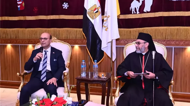 رئيس جامعة أسيوط يشارك الإخوة المسيحيين احتفالات عيد الميلاد