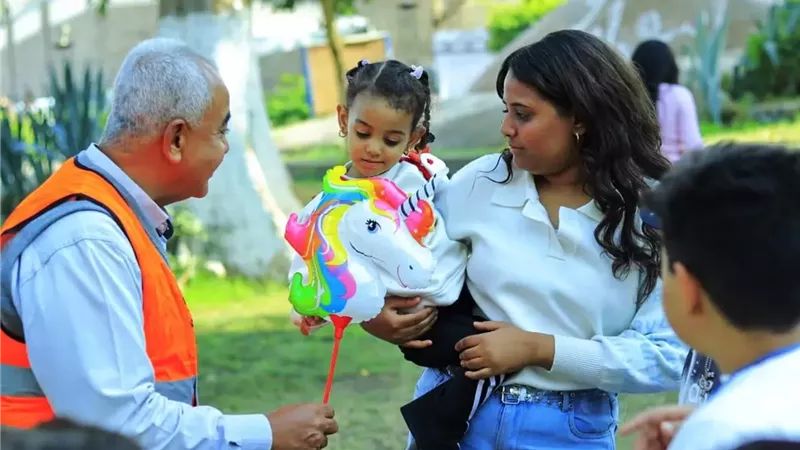 حدائق ومتنزهات أسوان توزع الهدايا والألعاب على الأطفال