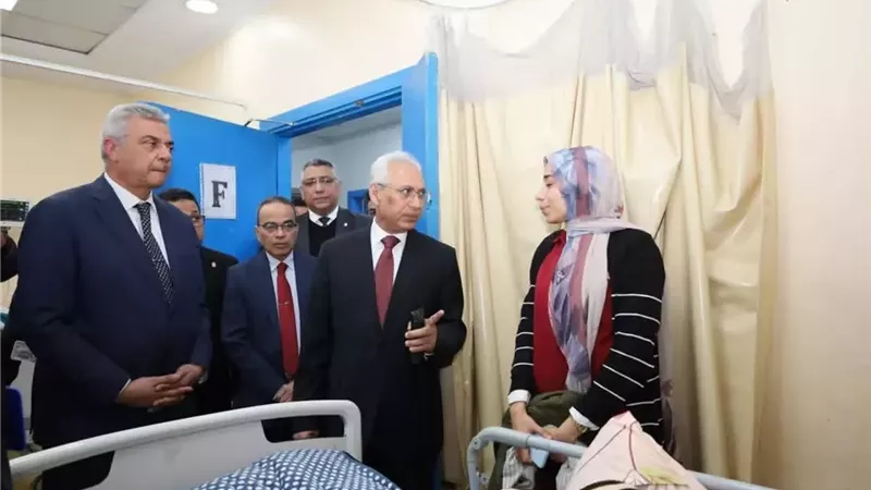 رئيس جامعة المنيا يطمئن على مصابي الحوادث بمستشفى الاستقبال