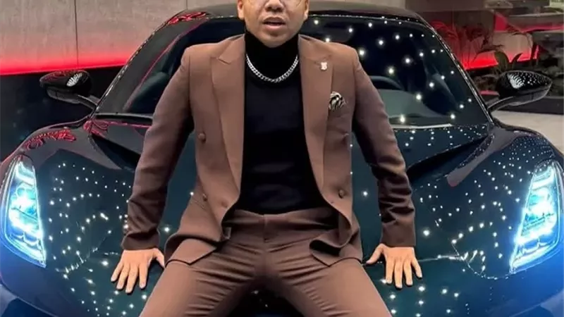 عمر كمال يحتفل بسيارته الفارهة الجديدة.. دعوة أمى