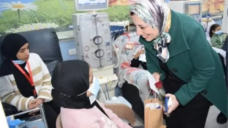 نائب رئيس جامعة بنها توزع الهدايا والورود على أطفال الغسيل الكلوي وأمراض الدم