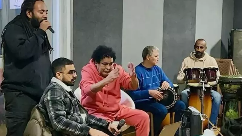 محمد منير بصحبة فرقته الموسيقية استعدادًا لحفله مع ويجز