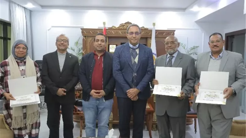 محافظ قنا يكرم فريق منظومة الشكاوى بعد استجابة كاملة بنسبة 100%
