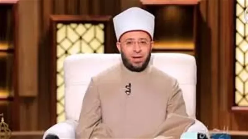 وزير الأوقاف يٌهدى مراكز تحفيظ القٌرآن الكُتب المُقررة للدارسين