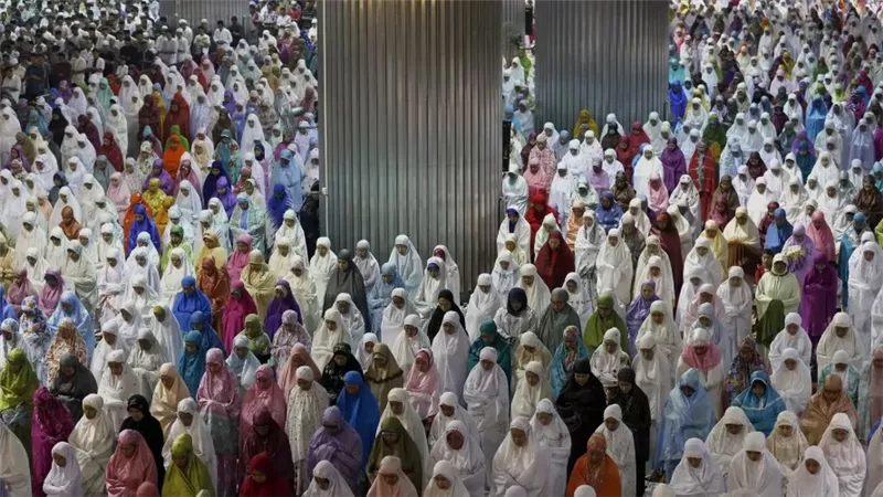 كيفية أداء المرأة لصلاة الجماعة وإمامة النساء وضوابطها الشرعية