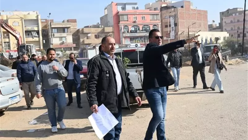 حل جذرى من رئيس جهاز العاشر بشأن ملف الباعة الجائلين بشكل حضارى.. صور