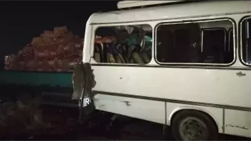 إصابة 21 فى تصادم نصف نقل بأتوبيس مينى باص على الصحراوي ببنى سويف