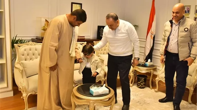 محافظ أسيوط في لفتة انسانية يستقبل طفلًا كفيفًا ويتكفل بعلاجه