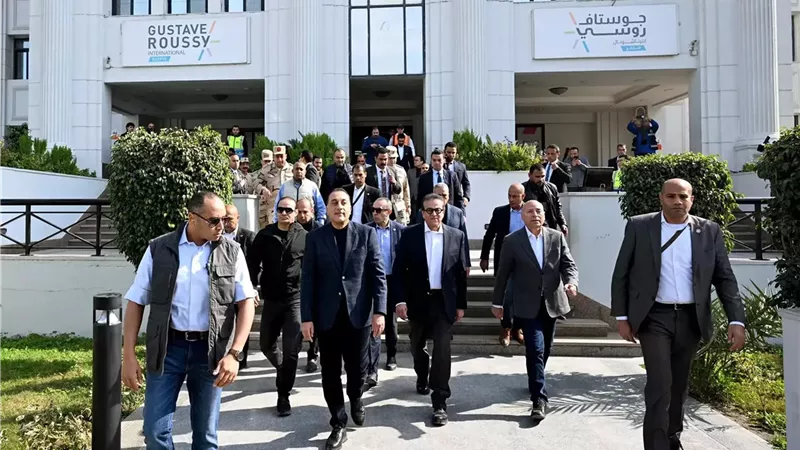 رئيس الوزراء يتفقد مستشفى أورام دار السلام (هرمل سابقا)