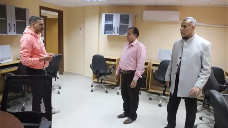 رئيس جامعة قنا يتفقد المعامل ويشيد بدورها في دعم البحث العلمى
