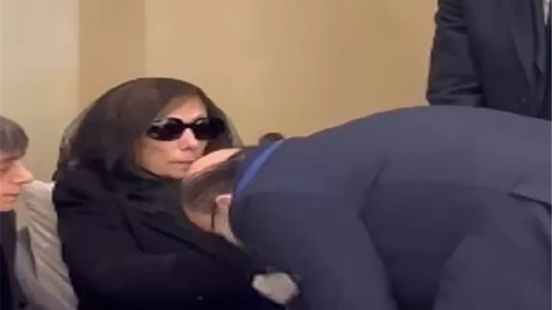 أسامة الرحباني يقبل يد فيروز فى عزاء ابن عمه هلي الرحباني