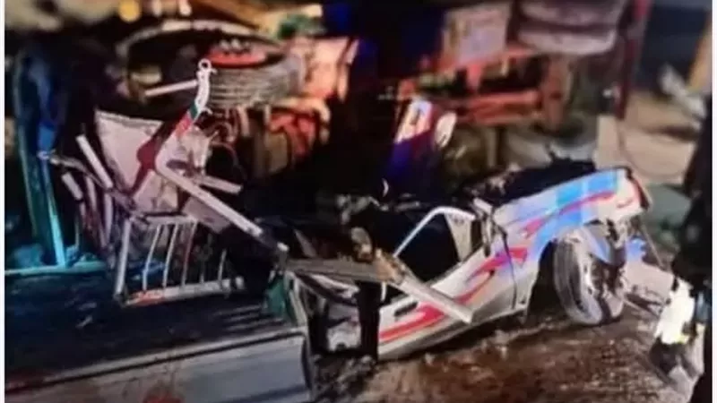 مشهد جنائزي حزين بالمنيا.. تشييع 11 عاملاً ضحايا تصادم مروّع بالطريق الصحراوي