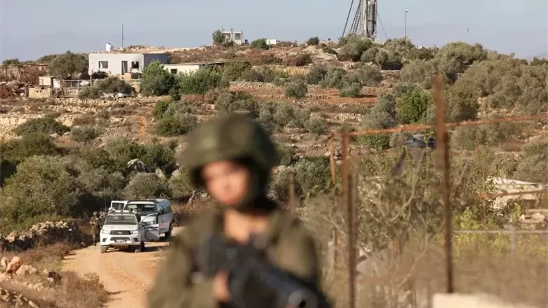 قوات الاحتلال تواصل الاعتداء على الأراضي الفلسطينية