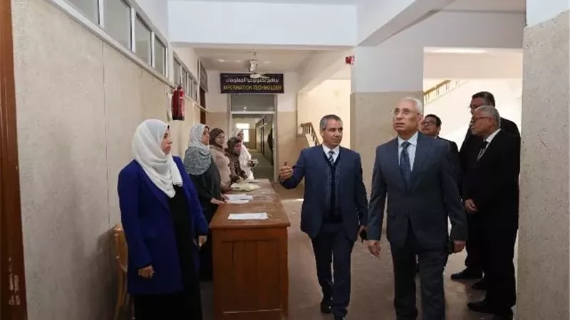 رئيس جامعة المنيا يتفقد الامتحانات ويؤكد توفير الدعم لذوى الإعاقة