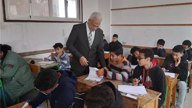 مدير تعليم الإسماعيلية يتفقد لجان امتحانات نصف العام..صور