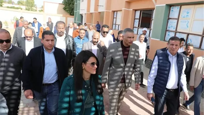 وزراء التخطيط والزراعة ومحافظ أسوان يزورون مدرسة الشهامة الثانوية