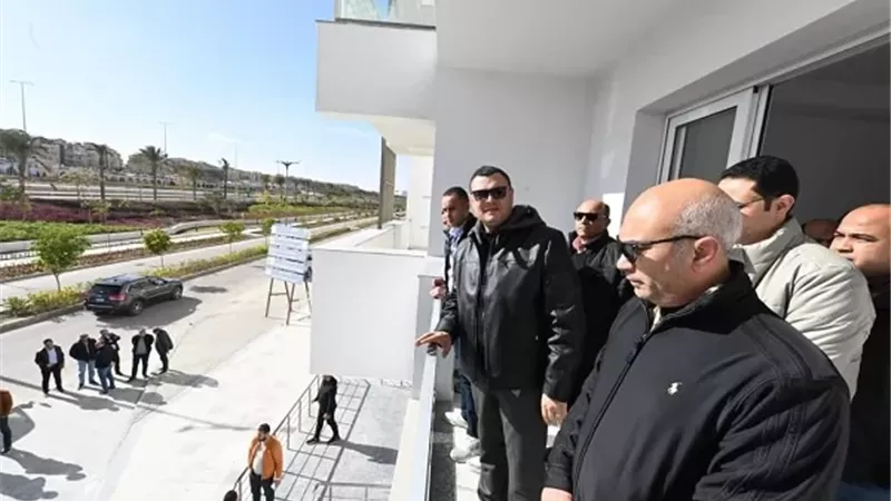 وزير الإسكان يتفقد كمباوند مزارين وبرج LD06 بالعلمين الجديدة