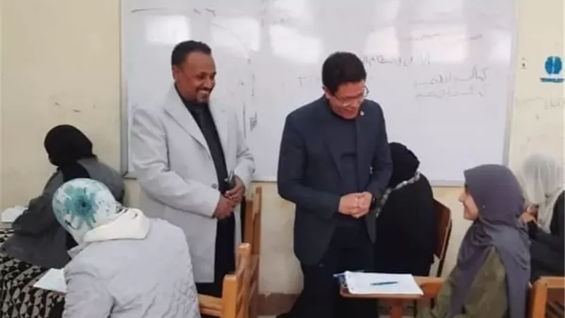 رئيس جامعة بنها يطمئن على انتظام الامتحانات بكليتي العلوم والتربية النوعية