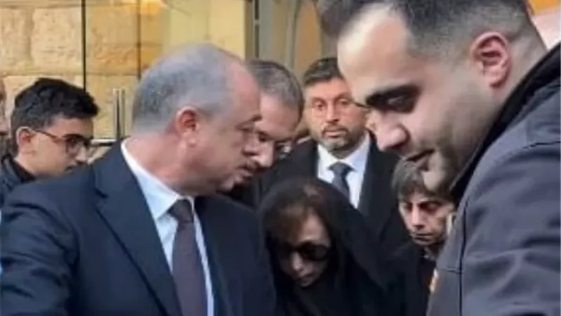 فيروز تغادر الكنيسة بعد تلقيها عزاء نجلها هلي الرحباني