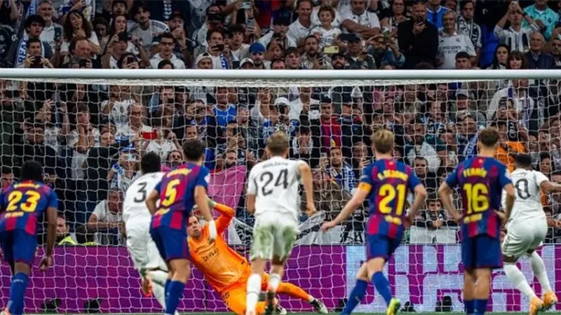 برشلونة في مهمة صعبة أمام ريال مدريد الليلة في نهائي السوبر الإسباني