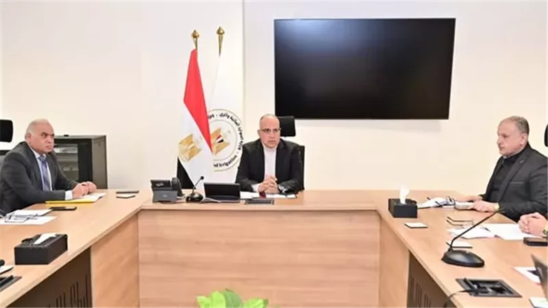 وزير الري يبحث الموقف التنفيذي لمشروع تحسين المياه بمصرف 