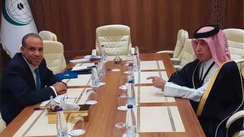 وزير الخارجية يبحث مع نظيره القطري سبل تعزيز العلاقات الثنائية