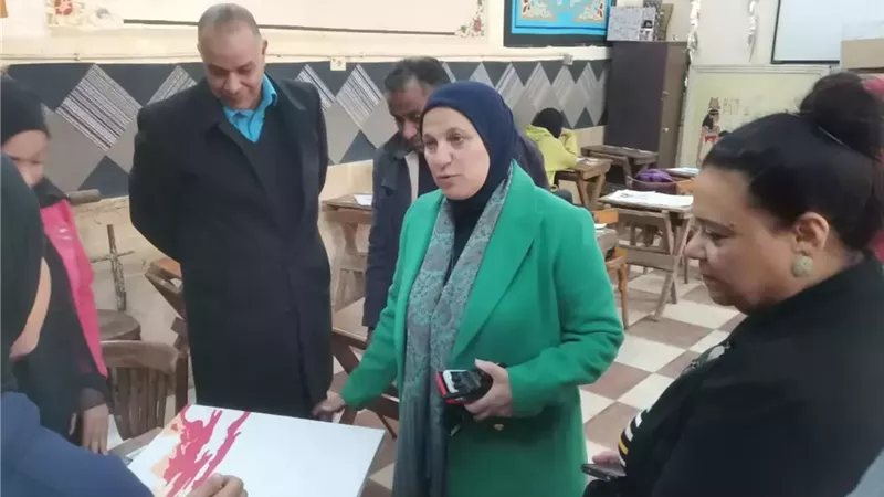 مدير تعليم القاهرة تتابع انتظام لجان الامتحانات بمدارس مصر القديمة